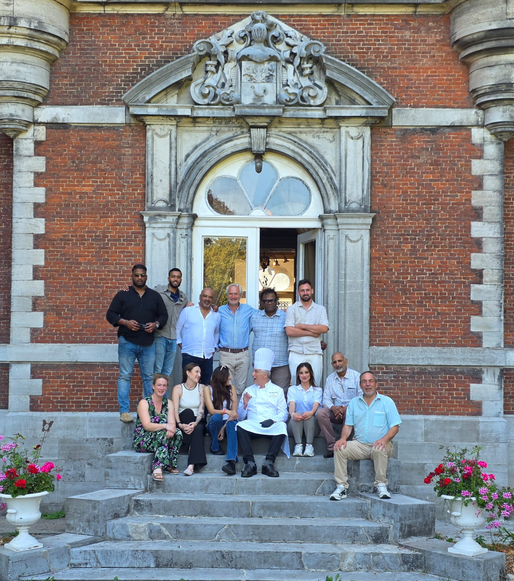 L'équipe Miremont Estate sur les marches du château